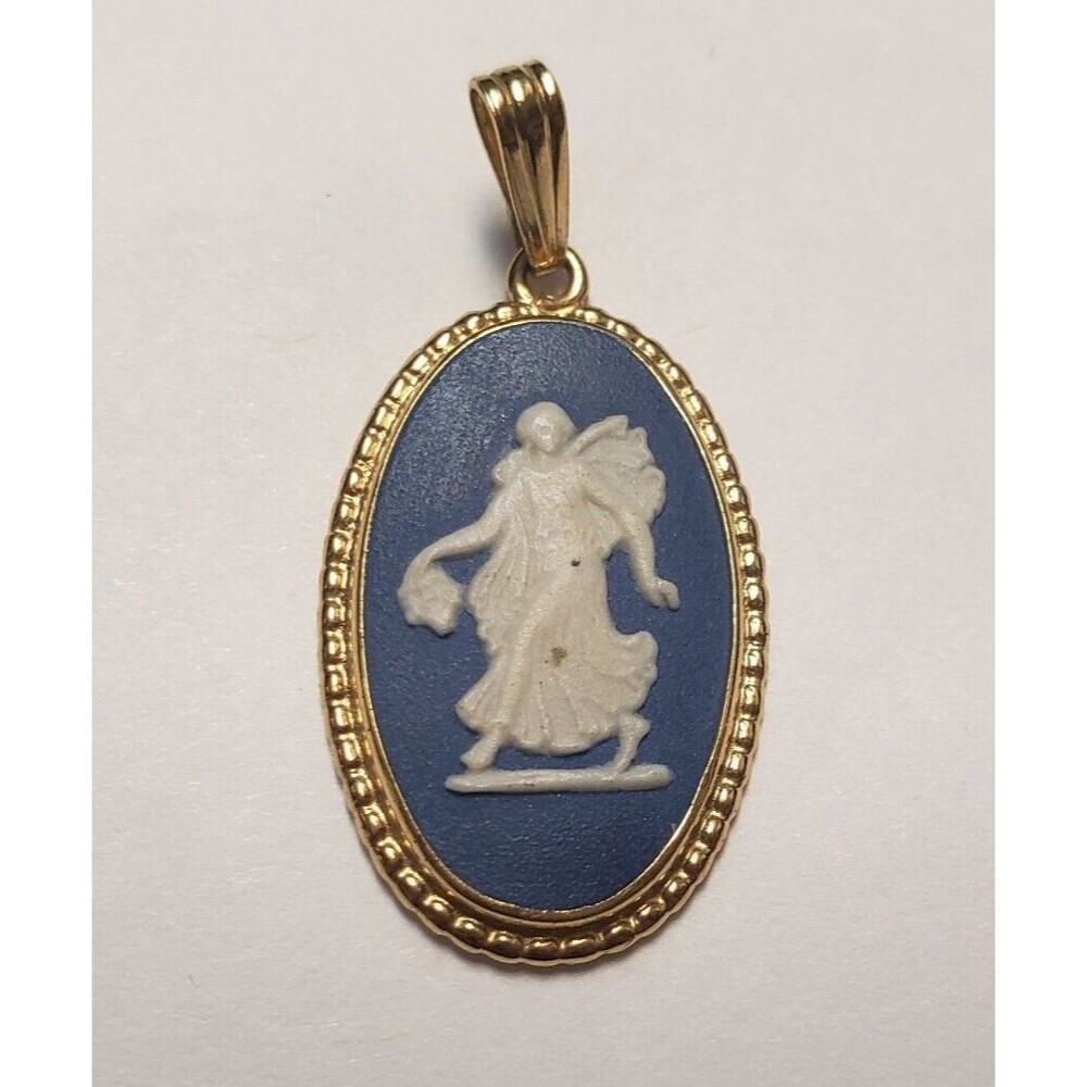 Wedgwood 1978 Oval Cameo Pendant Top Charm Gold Tone Color Accessory